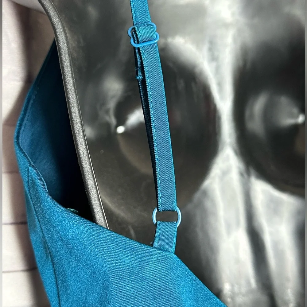 We got this dress in teal. - Picture 4 of 7